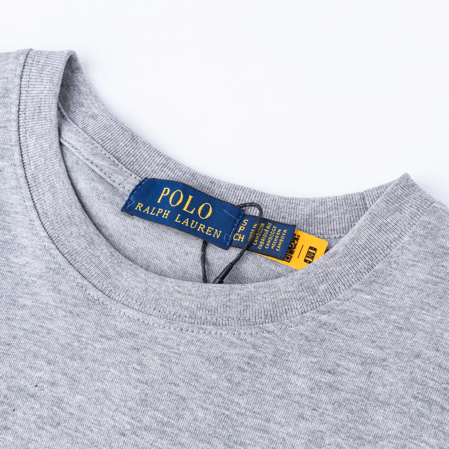 P126 Style number: 509 Ralph Lauren/Ralph Lauren 25ss simultaneously launches one-color horse embroidery round neck short sleeves. The main logo on the neck has a QR code mark, which can be scanned for verification, and the detailed horse logo embroidery is all high-density, all made with imported Tajima machines, which distinguishes low-quality products on the market. 32 counts, 240g hydrophilic toner, 100% cotton fabric, comfortable and soft, highly breathable, focusing on high-end cost-effectiveness, needless to say good quality. Available in a variety of colors, both boys and girls can try this genderless style, giving them a yuppie tone in no time. Immerse yourself in your leisurely style, and have your own style in retro. Natural, vivid, and very French romantic feelings perfectly integrate the youthful atmosphere with the trend. The clever embellishment of the horse logo embroidery carries all the eye-catching points. Color: black, white, navy blue, light gray Size: S-xL S Shoulder width 44 Bust 100 Sleeve length 22 Clothing length 68 M Shoulder width 46 Bust 104 Sleeve length 23 Clothing length 70 L Shoulder width 63 Bust 108 Sleeve length 24 Clothing length 72 xL Shoulder width 50 Bust 112 Sleeve length 25 Clothing length 74